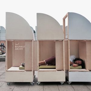 1qm Bauhaus-Archiv Tiny House mal 3. Schlafende Person innen